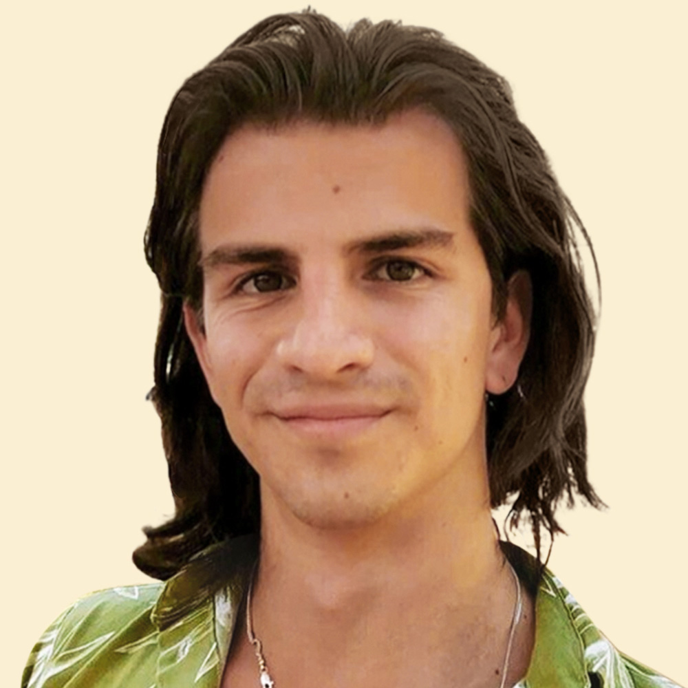 Portrait of Antonio León de la Barra, a man with dark hair and a green shirt.